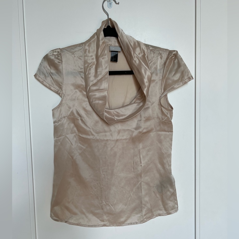 Cute, fun blouse, goes with everything. Great little work shirt! US 2.